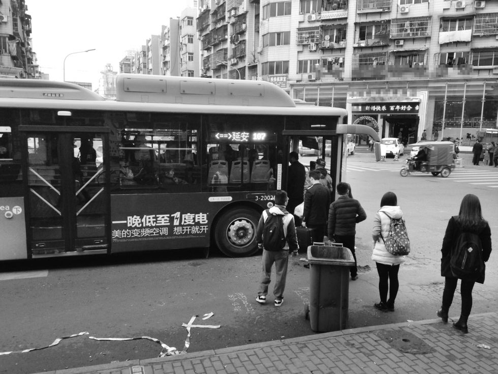 蚌埠一辆128路公交车碾压一男子 致其当场死亡